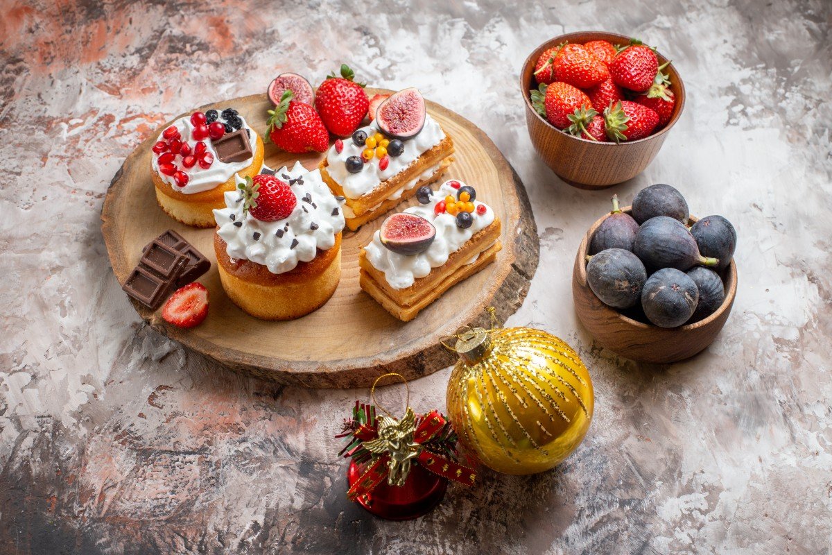front view delicious cakes with fresh fruits light background christmas cake dessert color biscuits (1)