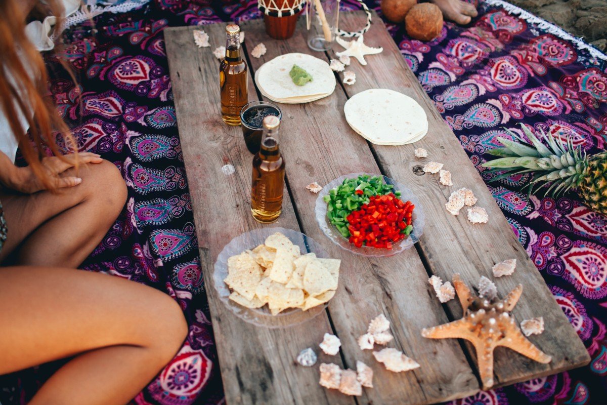 wooden plank with food drinks beach (1)