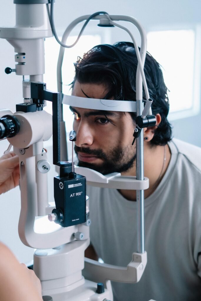 Saude-dos-Olhos-Cuidado-Ocular-Visao-Oftalmologia-Olhos-em-Perigo-Saude-Visual-Sinais-de-Alerta-683x1024 7 Sinais de que Seus Olhos Estão em Perigo (Aja Agora!)