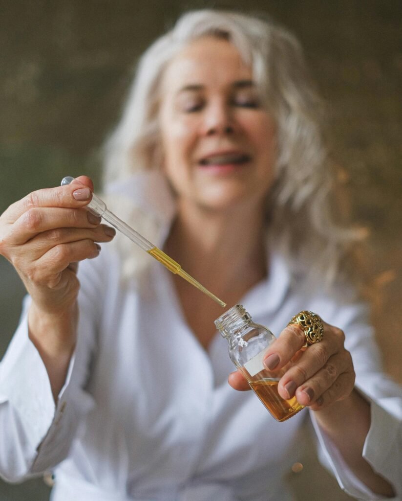 pelemadura40-pelemadura50-pelemadura60-segredosdermatologistas-dicasdermatologia-cuidadospos40-skincarepos50-envelhecimentosaudavel-belezamadura-mulhermadura-2-823x1024 7 Segredos da Pele Madura Que Dermatologistas Não Contam