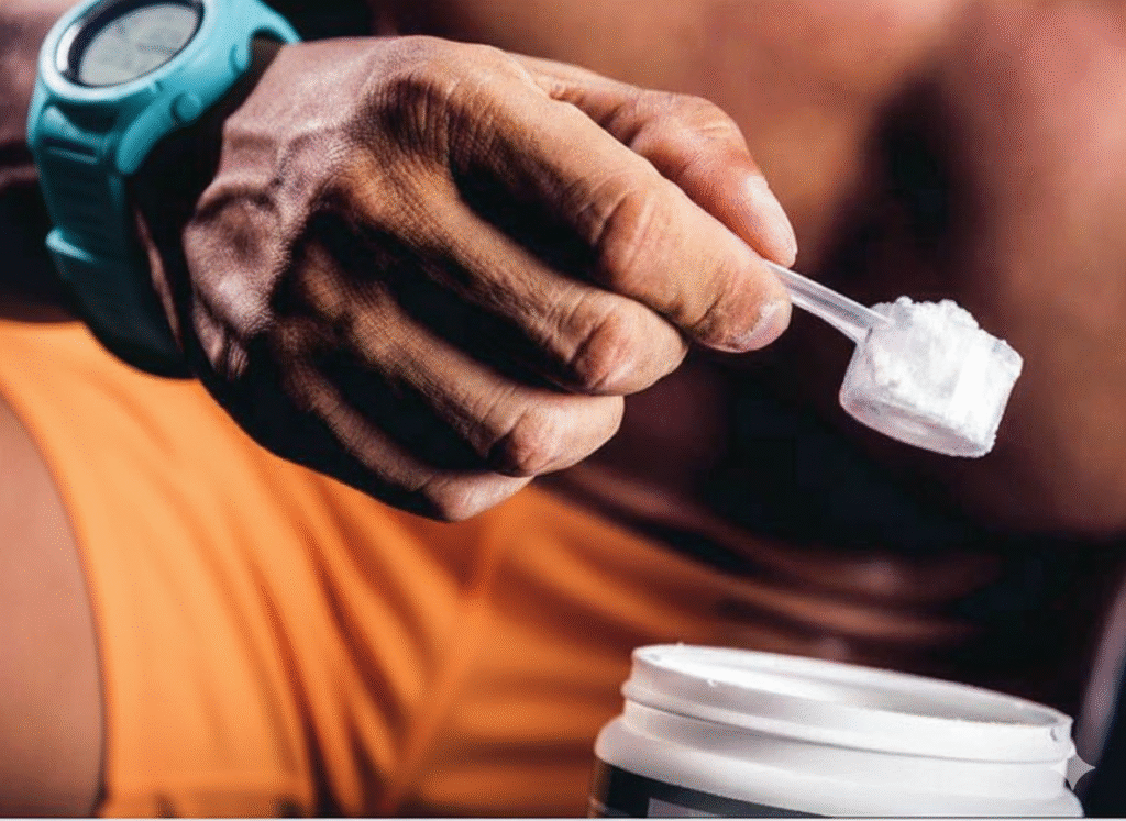 homem-tomando-shake-hipercalorico-ganhar-peso.jpg-1024x747 7 Suplementos Para Ganhar Peso Rápido (Guia 2025)